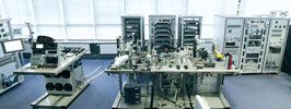 In the ‘hardware-in-the-loop’ test rig (left), individual electronic components are ‘looped into’ a virtual model of a vehicle, which is created by a powerful computer as a depiction of the overall vehicle system. This makes it possible to evaluate the interactions in which the individual component and the vehicle electronics as a whole influence one another